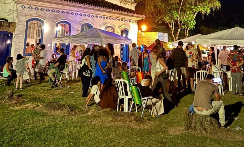 Carina Alves encanta na FLIP 2024 com poesia transformadora e sessão de autógrafos lotada