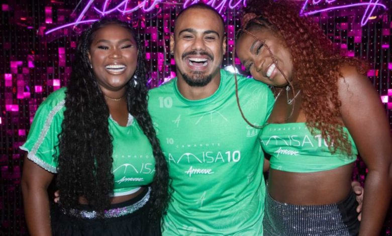 Ex-BBBs se reúnem e curtem carnaval na Sapucaí