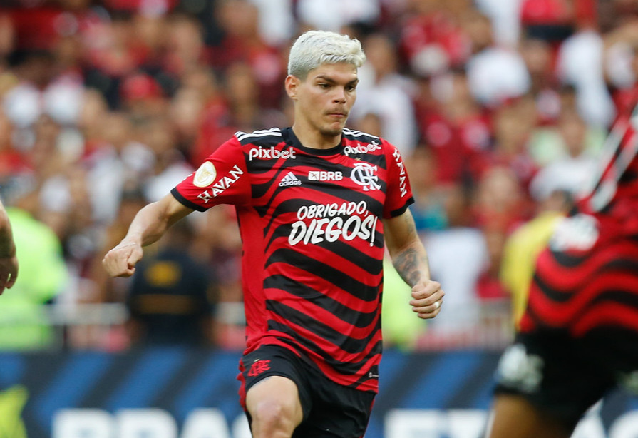 Flamengo anuncia contratação de Ayrton Lucas em definitivo