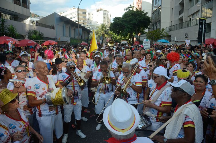 O 56º carnaval da Banda de Ipanema embala foliões na Zona Sul da cidade, com homenagens aos cantores de samba Teresa Cristina e Moacyr Luz