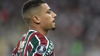 André deixa estádio de muletas e preocupa diretoria do Fluminense que aguarda o resultado de exames mais detalhados