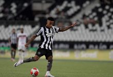 Tchê Tchê celebra vitória do Botafogo contra Atlético-GO sem sofrer gols