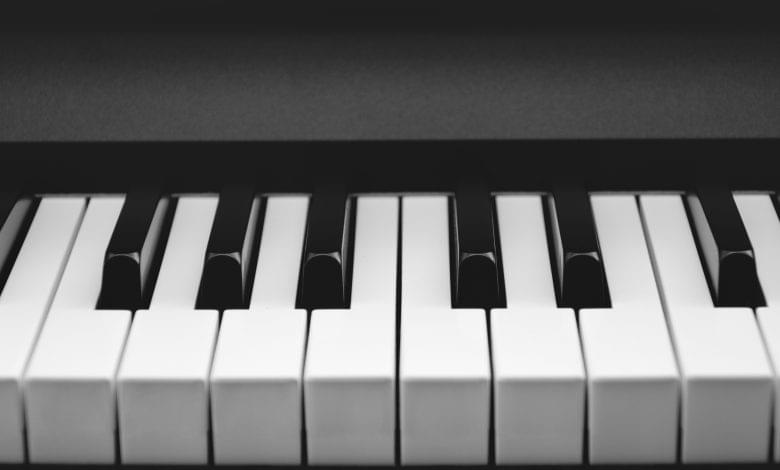 a black and white photo of a piano